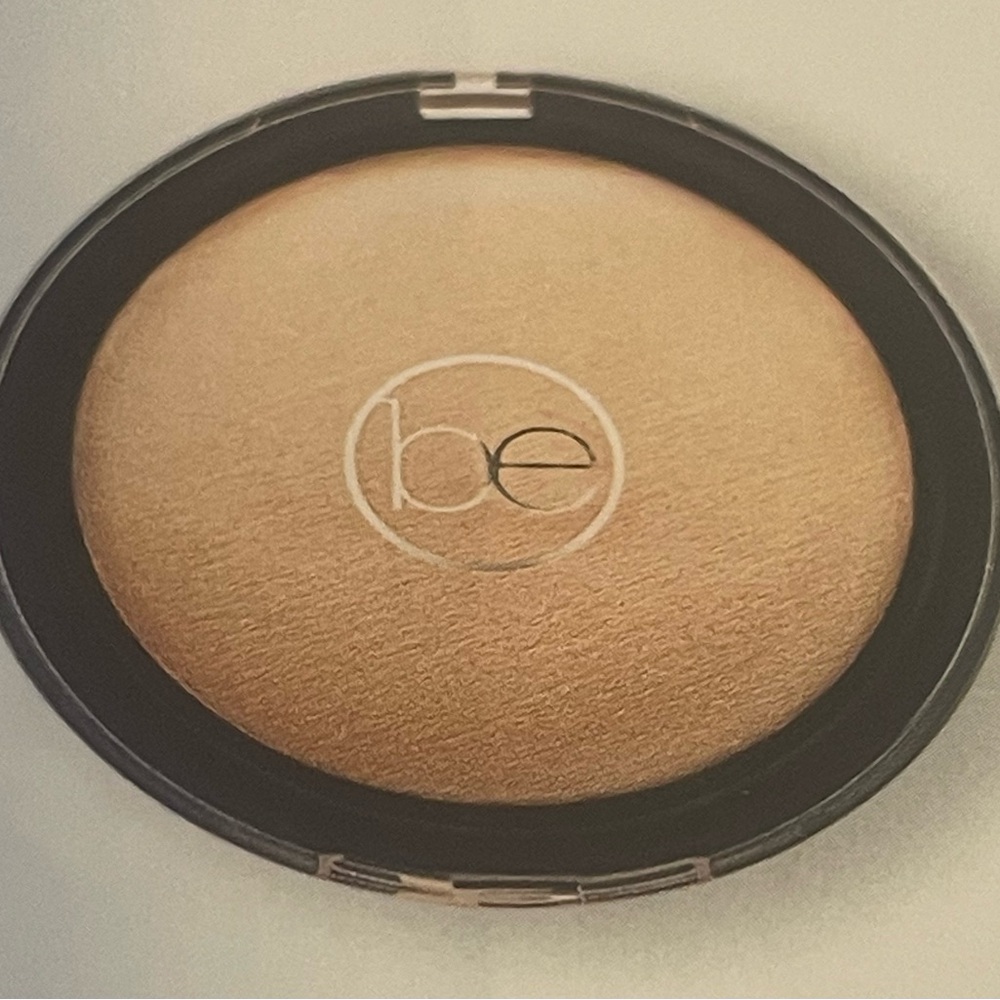 LIGHT GLOW
HIGHLIGHTING POWDER .51 oz./ 14.5 g - Picture 3 of 4